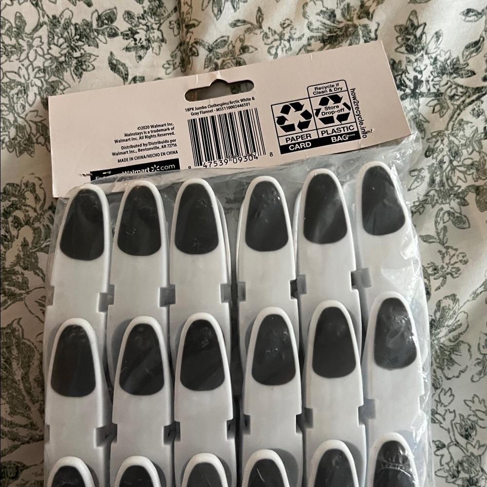 Mainstays Jumbo Clothespins - Black and White - Picture 4 of 4